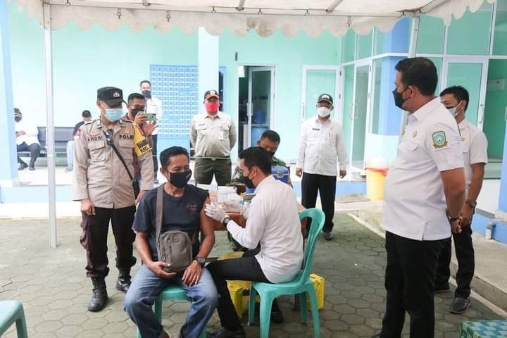 Sekda Anambas Tinjau Pelaksanaan Vaksinasi di Jemaja Timur