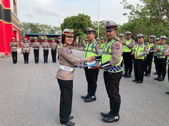 Dua Personil Sat Lantas Polresta Barelang Dapat Reward Tangkap Pengendara Sabu