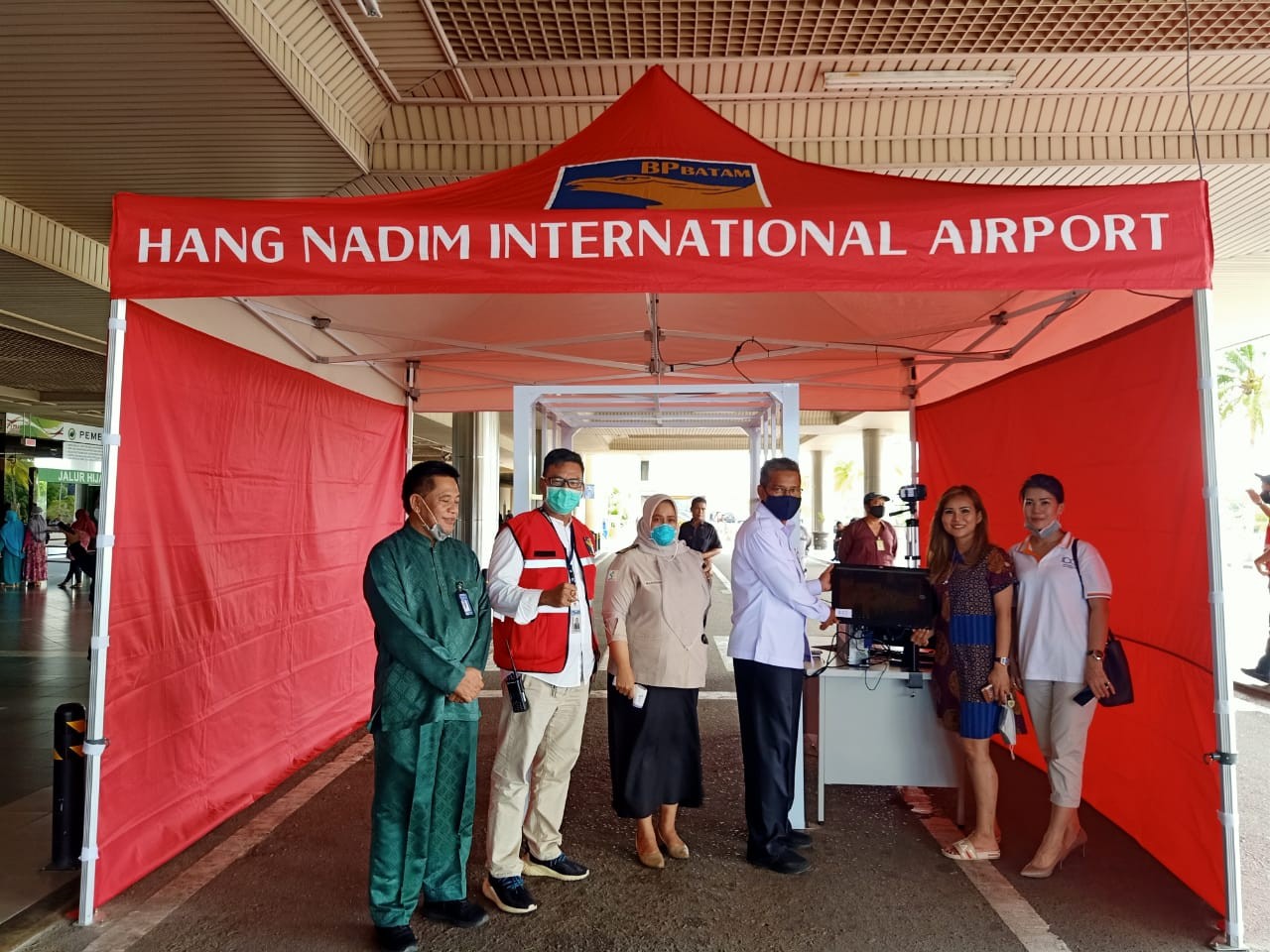 IBA Berikan Bantuan Alat Pengukur Suhu Tubuh ke Bandara Hang Nadim Batam