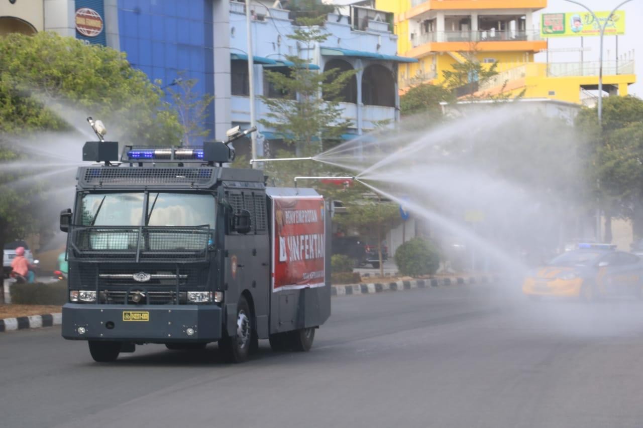 Polda Kepri Lakukan Penyemprotan Disinfektan Secara Massif