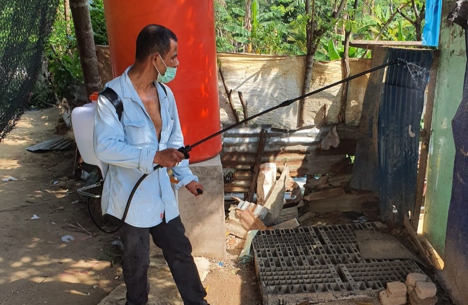 Warga Kampung Aceh Semprotkan Disinfektan Cegah Covid-19
