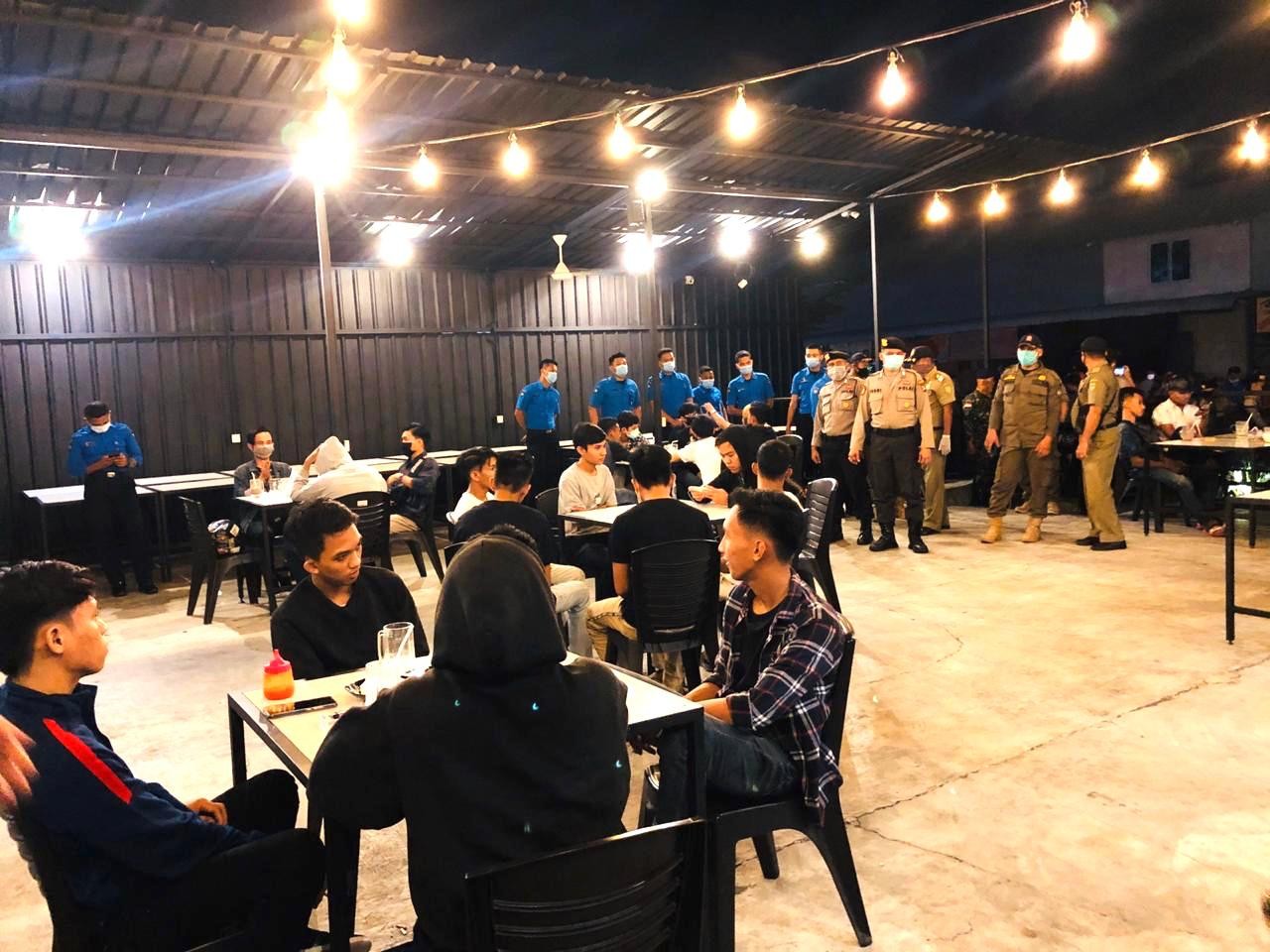 Tim Gabungan Gugus Tugas Bubarkan Kerumunan Orang
