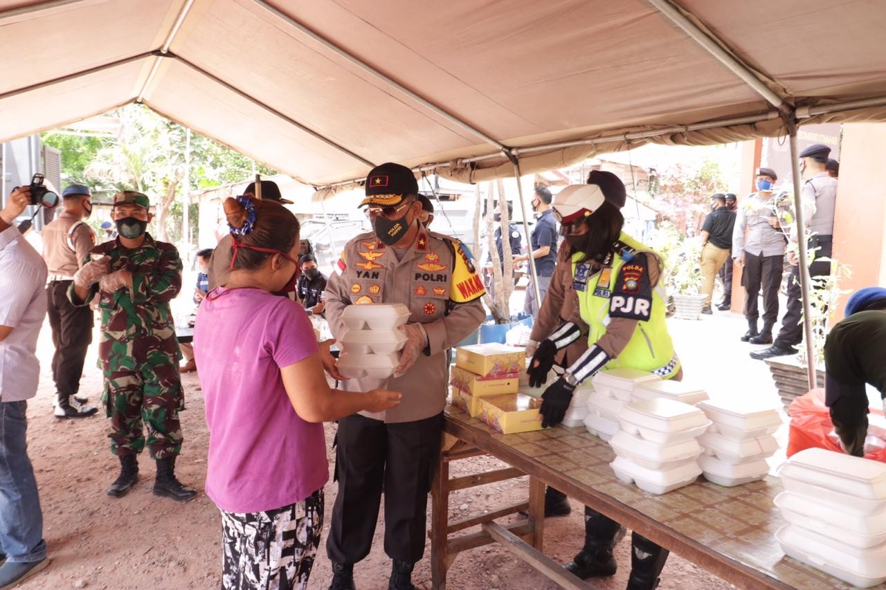 TNI-Polri Giat Baksos, Dirikan Dapur Umum Untuk Warga Terdampak Korona