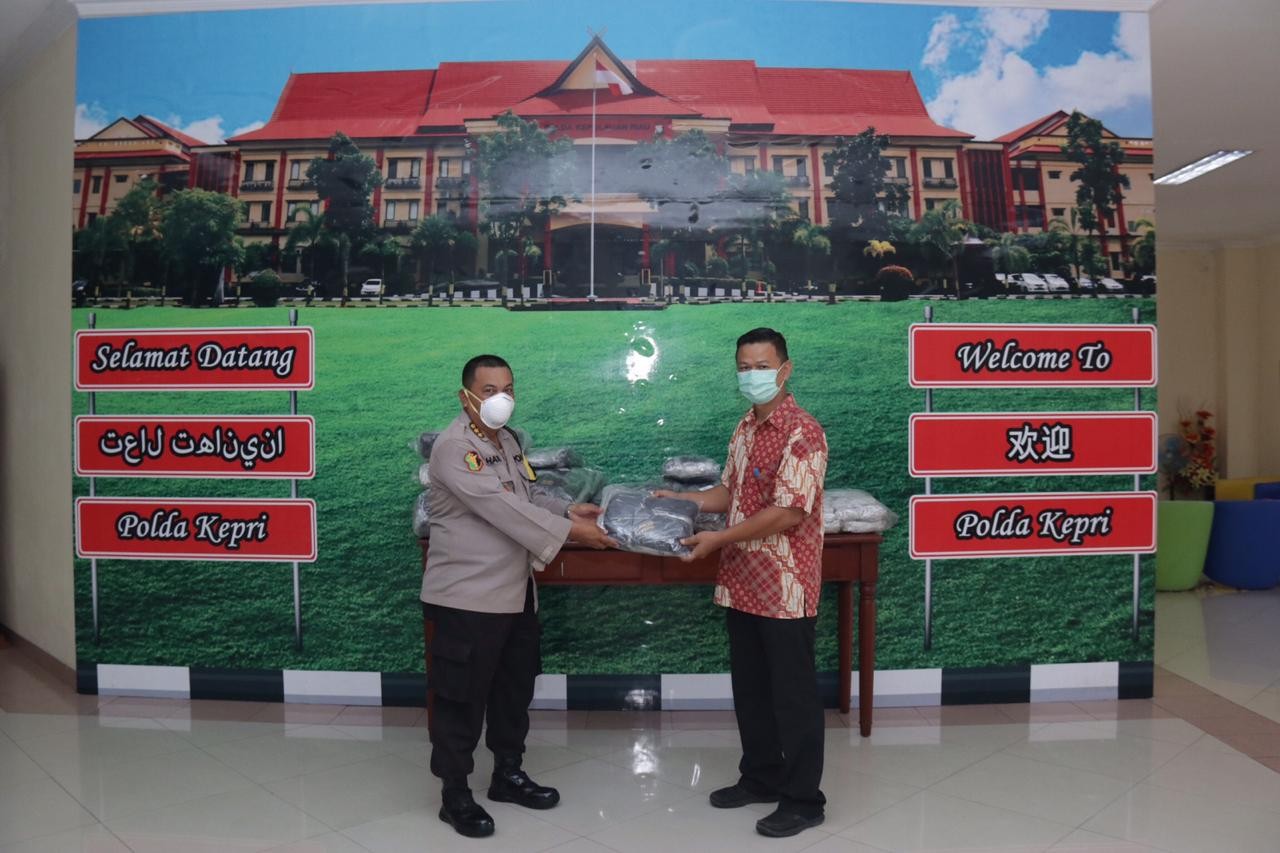 Universitas Putra Batam Serahkan Bantuan kepada Polda Kepri