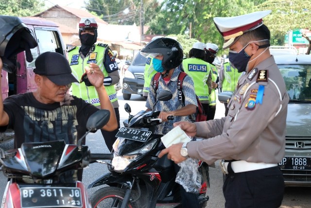 Ditlantas Polda Kepri Bagikan Ratusan Masker kepada Pengguna Jalan Raya