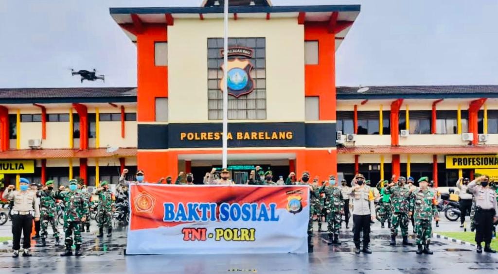 Tunjukkan Sinergitas TNI/Polri Bagikan Sembako Bersama