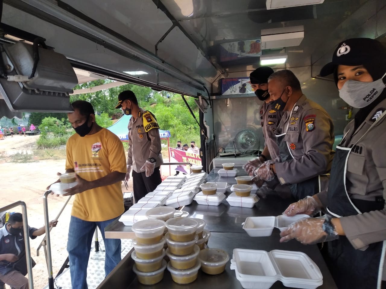 Dapur Umum Polda Kepri Bagikan Takjil dan Menu Buka Puasa