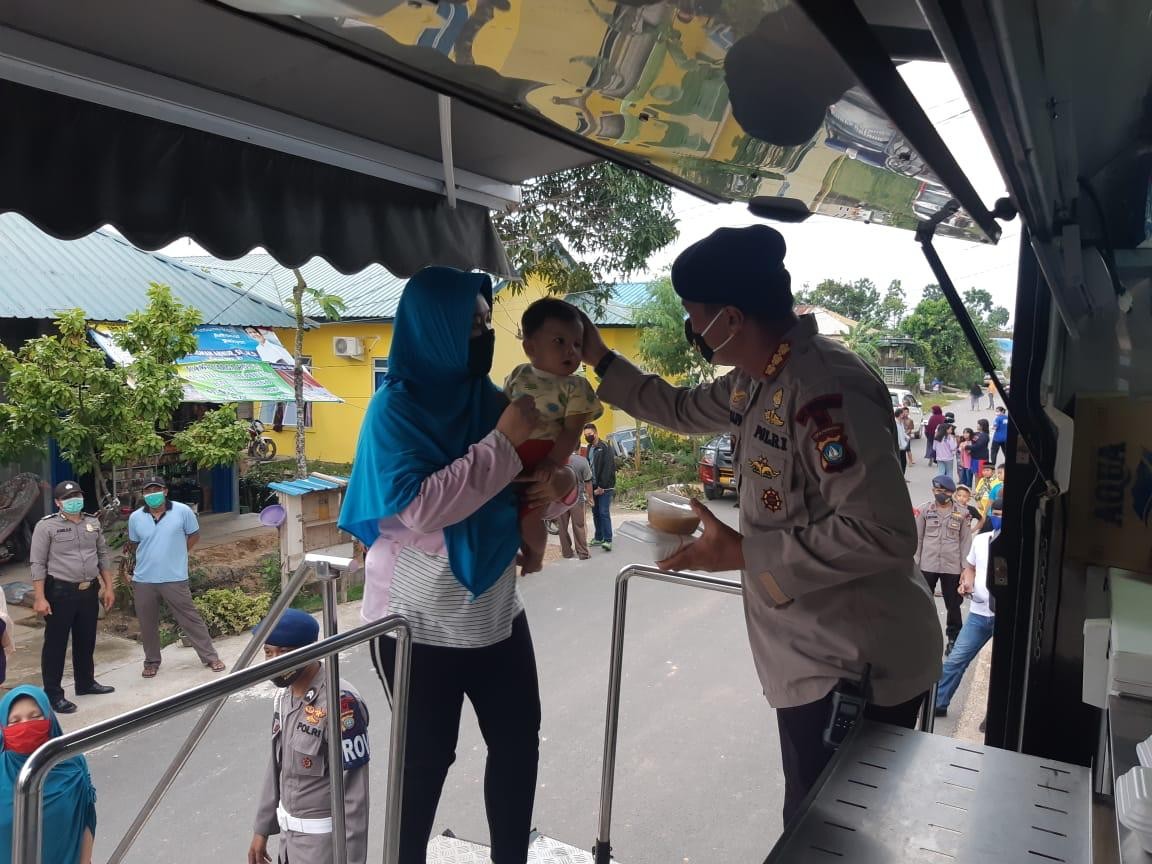 Warga Sei Lekop Dapat Nasi Bungkus, Takjil dan Masker dari Brimob Polda Kepri