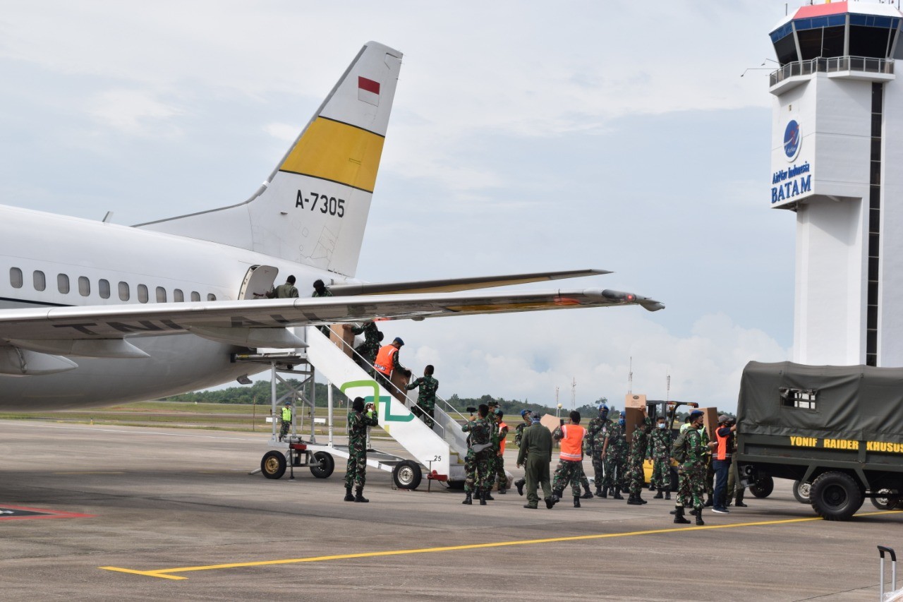 TNI AU Bawa APD BNPB ke Batam