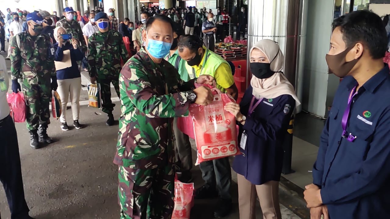 TNI AU bersama Monggalana dan Hotel Beverly Bagikan 570 Paket Sembako kepada Warga