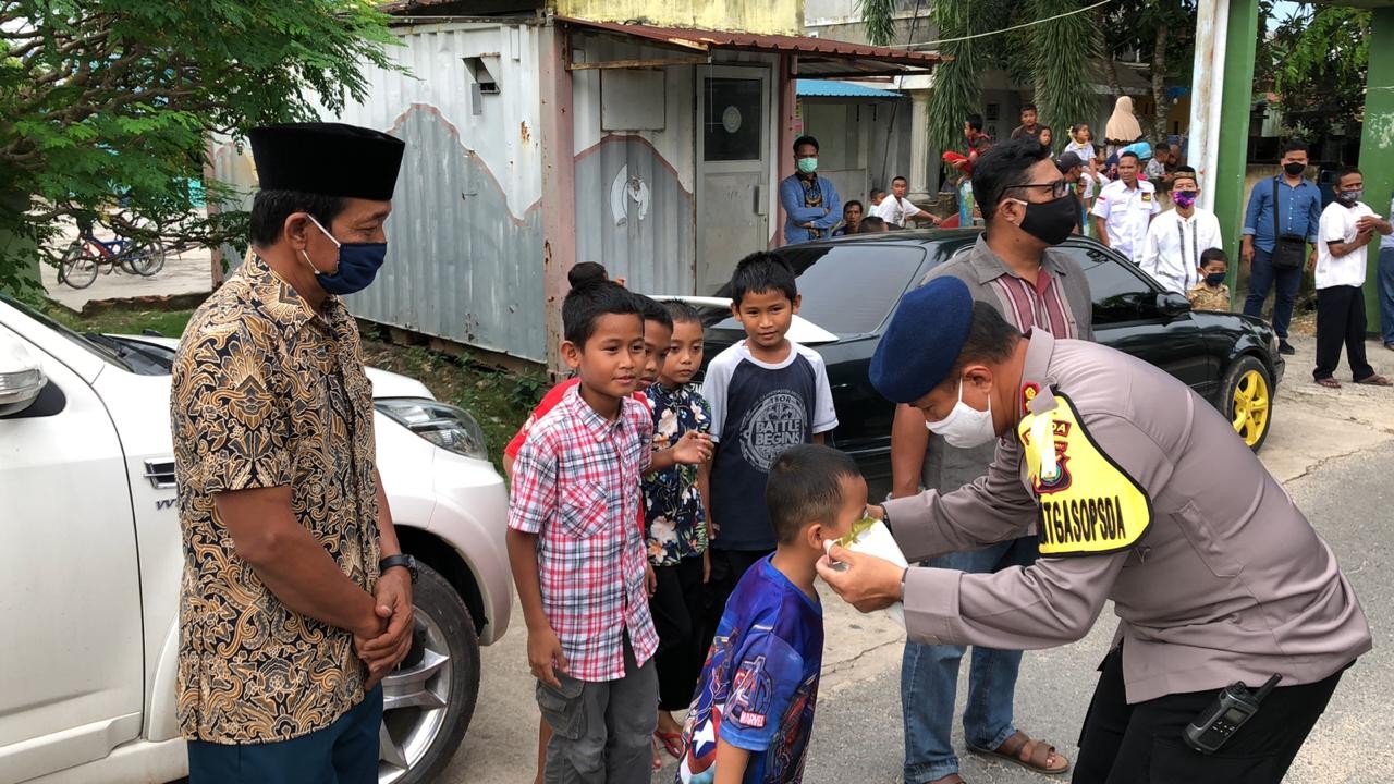Dapur Lapangan, Brimob Polda Kepri Bagikan Makanan dan Takjil