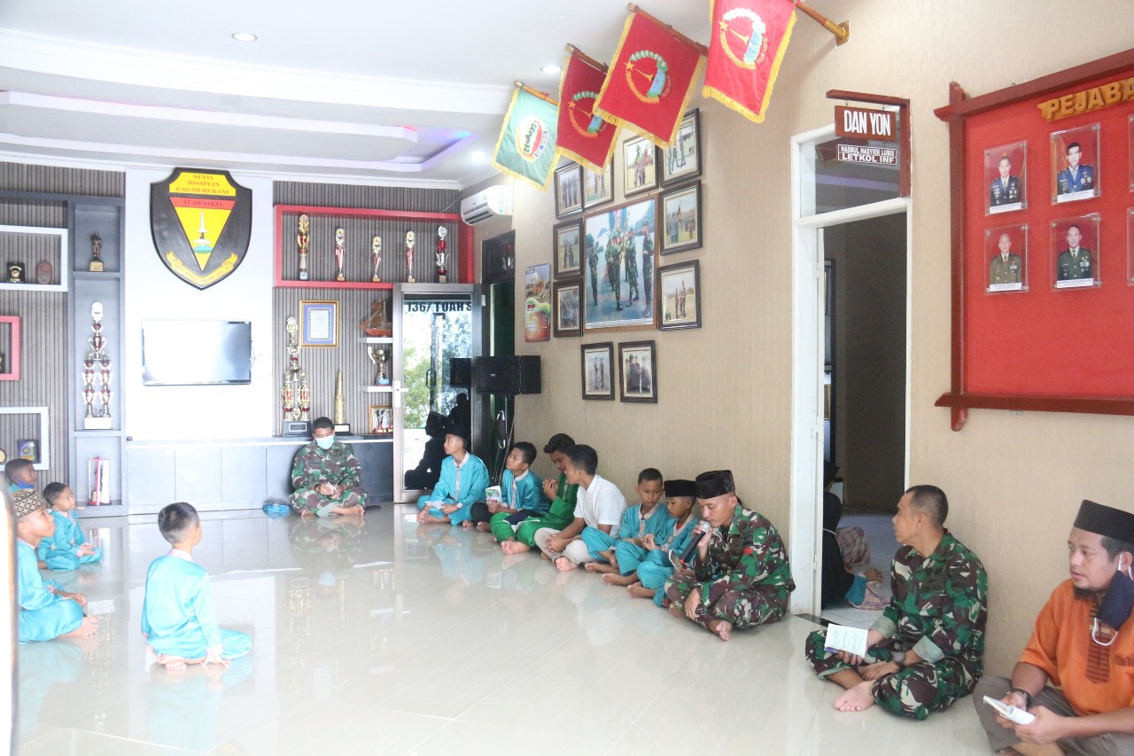 Raider Khusus 136/TS Undang Yatim Piatu dari Panti Asuhan