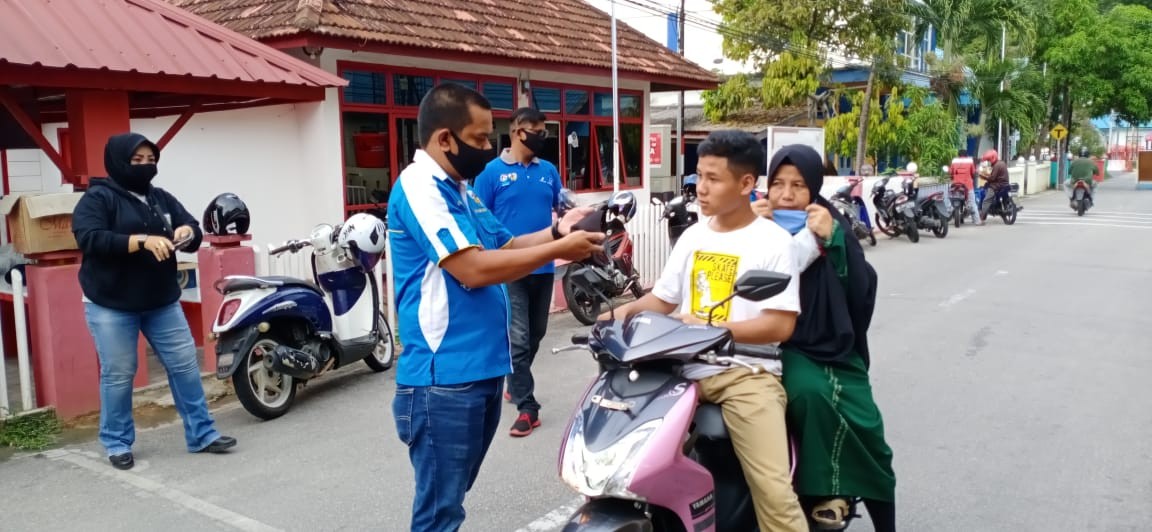 Cegah Penyebaran Korona, KNPI Anambas Berbagi Masker dan Takjil