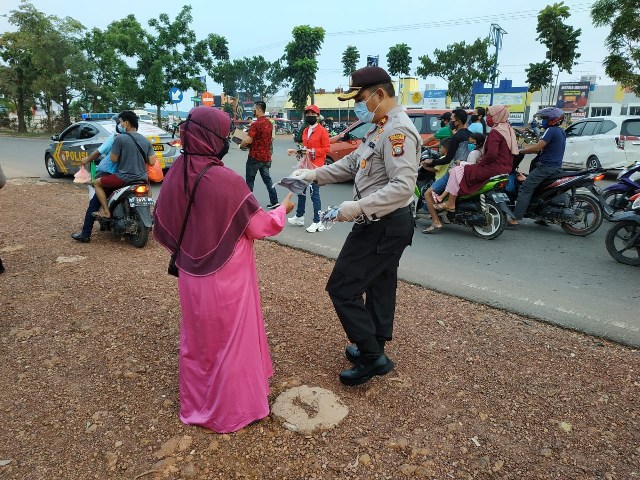 Polsek Batu Aji Bersama Relawan Budhis Bagikan Makanan Buka Puasa dan Masker