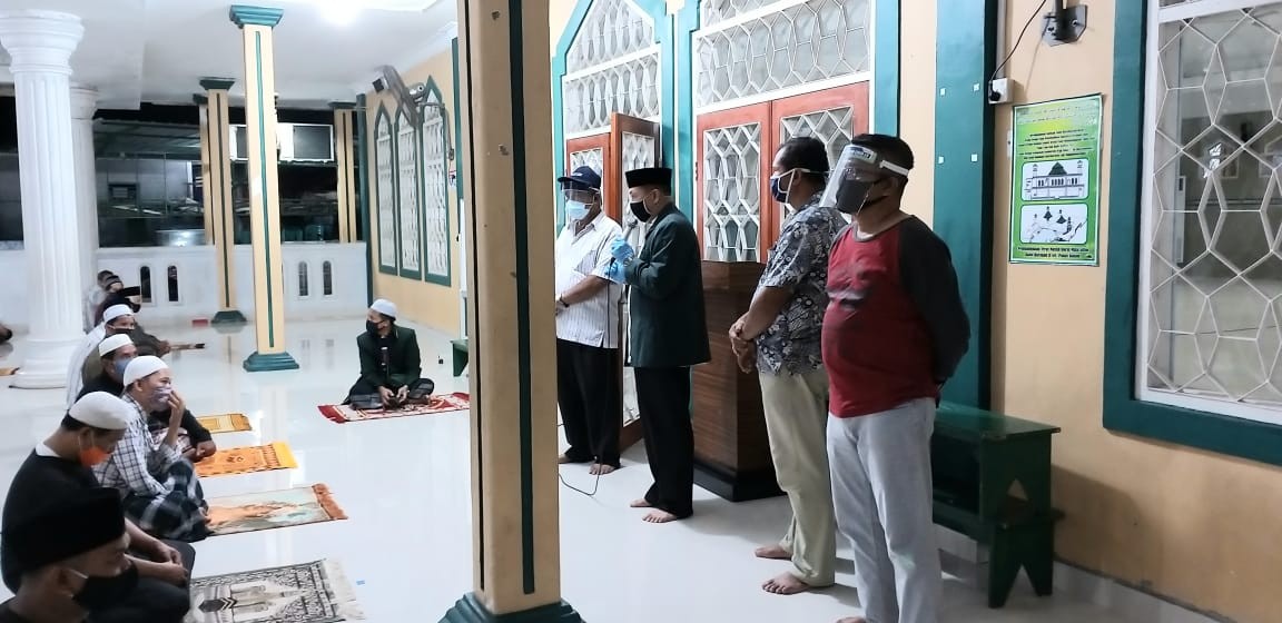Warga Ngotot Salat Tarawih Berjemaah di Masjid