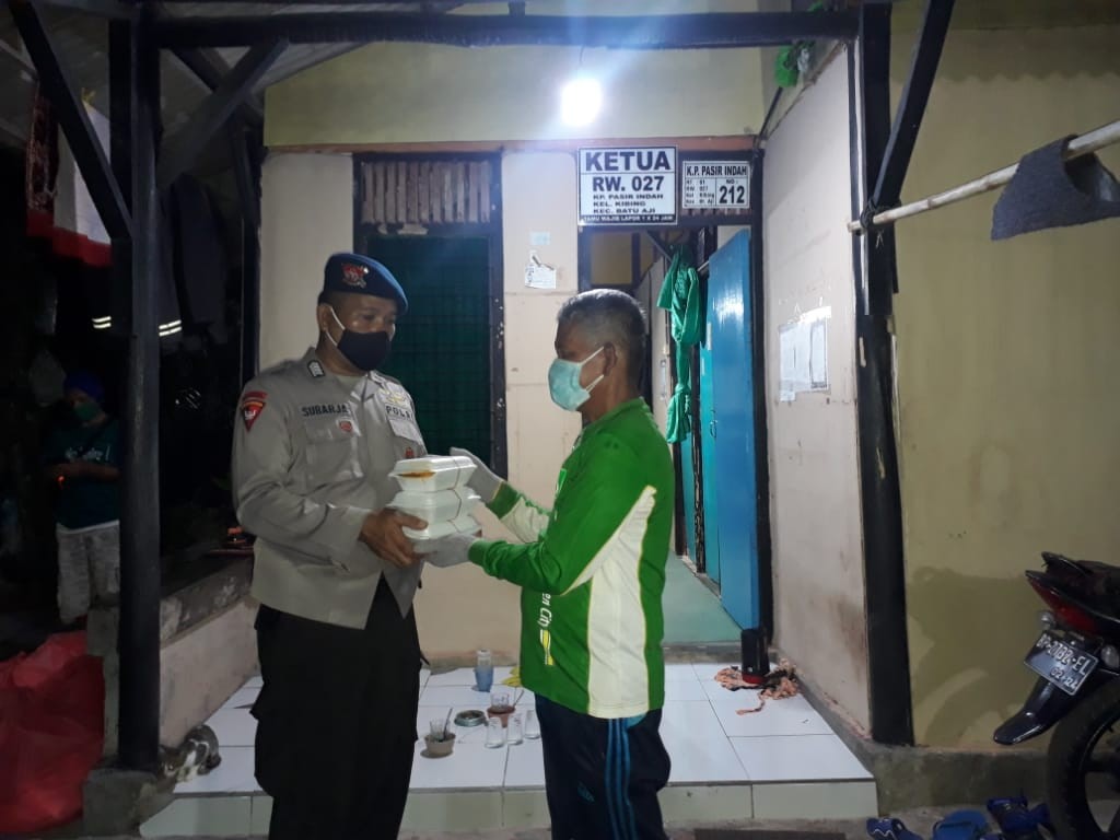 Sat Brimob Polda Kepri Bagikan Makanan Sahur
