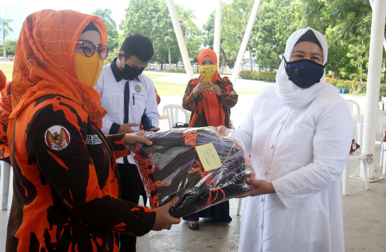 Berikan Bantuan Sembako, Marlin Pesan Agar Masyarakat Patuhi Imbauan Pemerintah