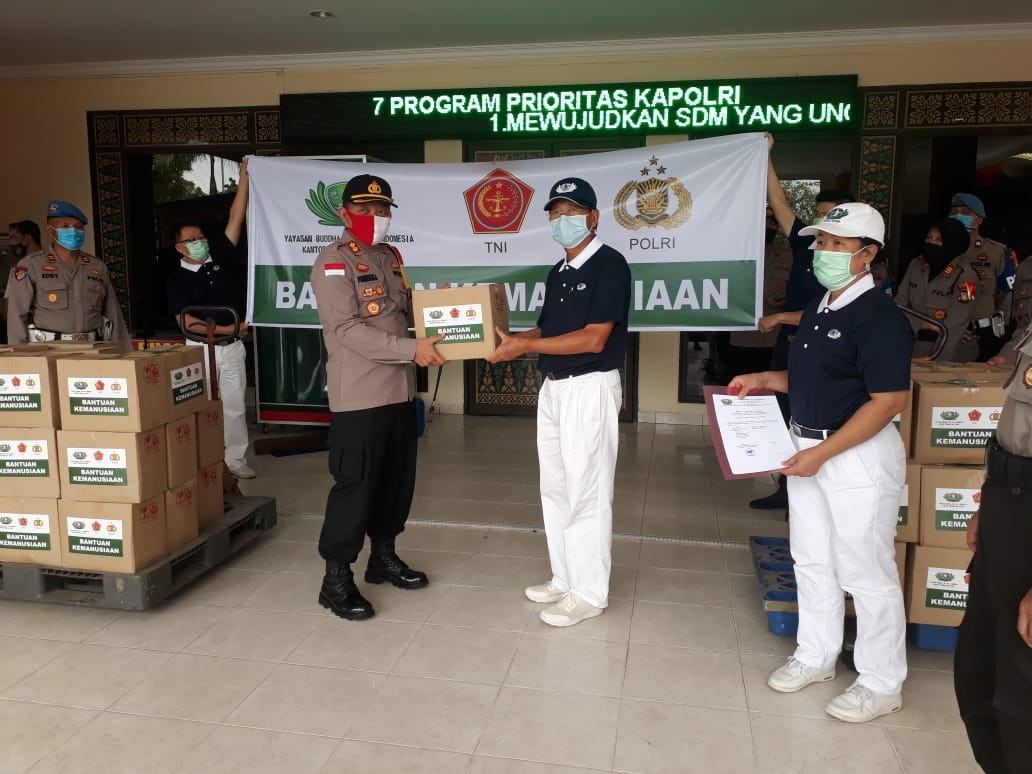 Yayasan Buddha Tzu Chi Berikan Bantuan Lima Ribu Sembako