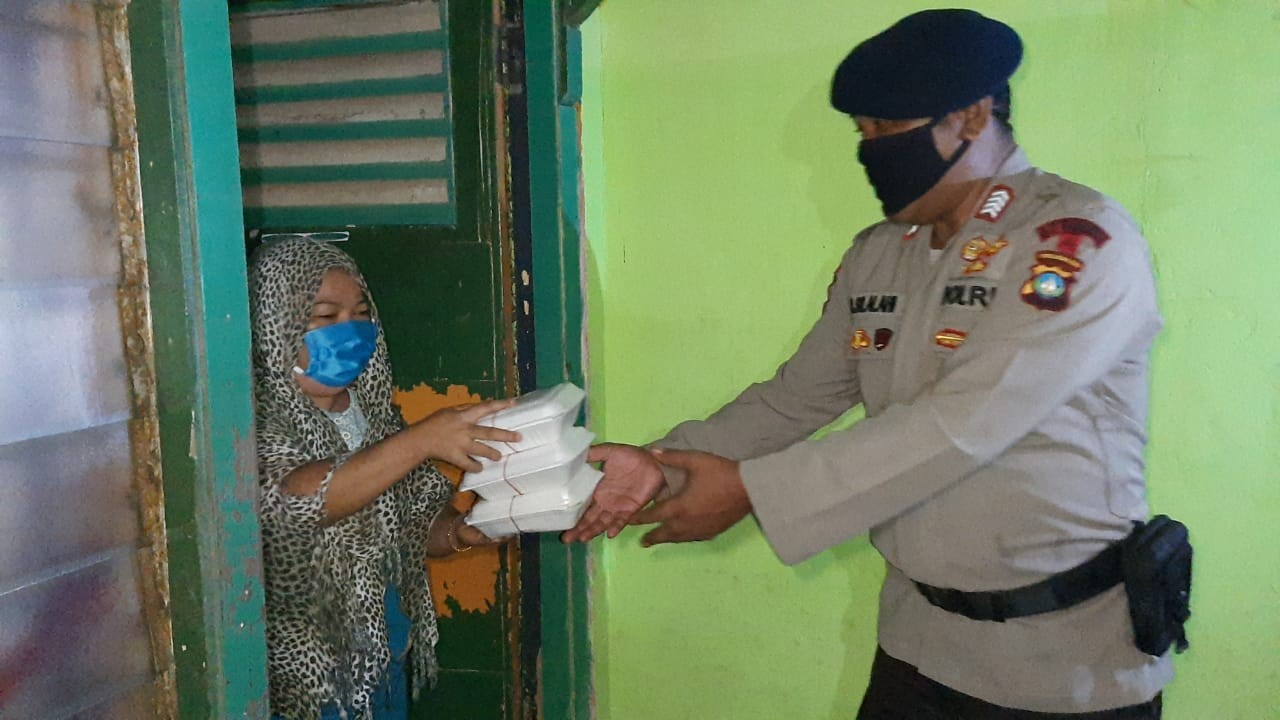 Sat Brimob Polda Kepri Gelar Bhaksos Bagikan Makanan Sahur