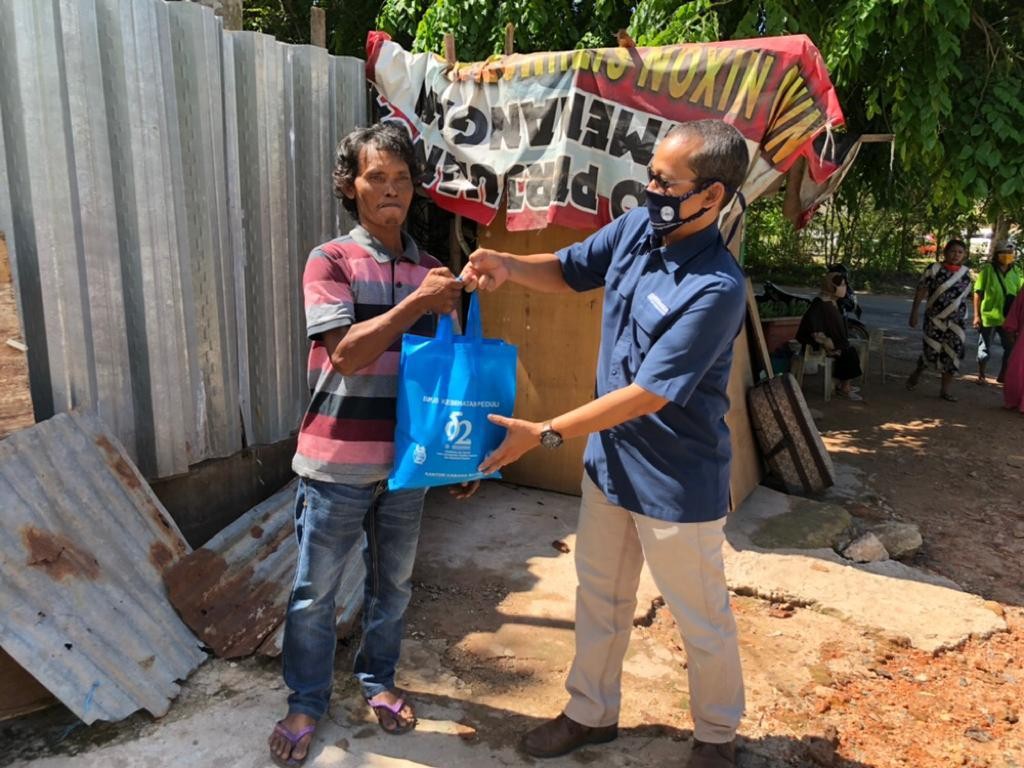 BPJS Bagikan Sembako untuk Warga Batam dan Karimun