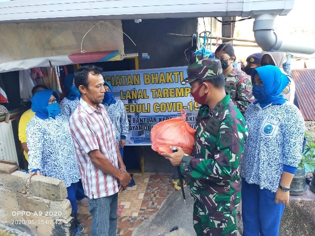 Danlanal Tarempa Bagikan Sembako kepada Warga Pesisir