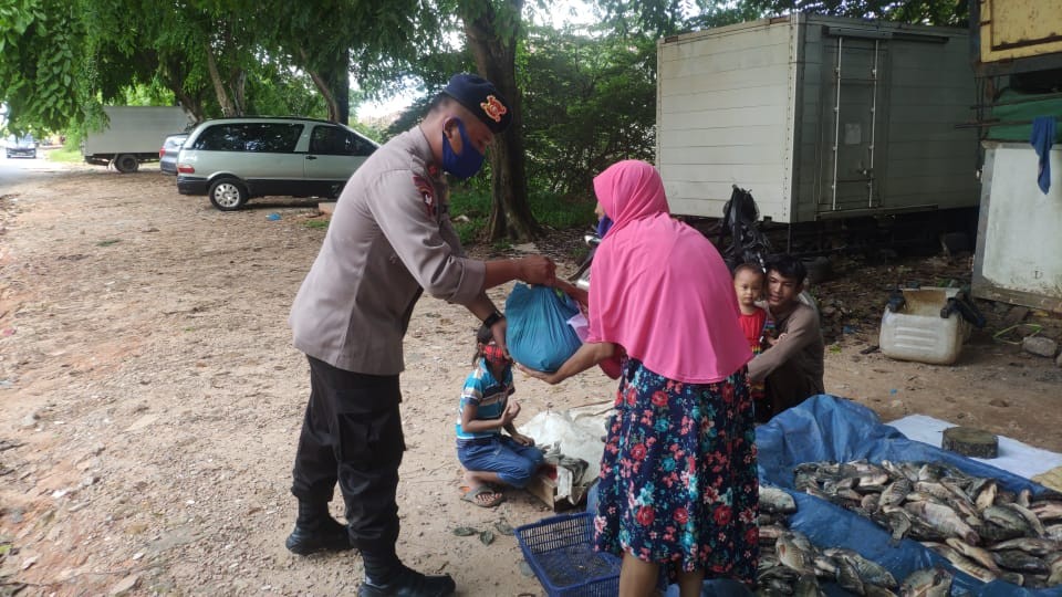 Sat Brimob Polda Kepri Serentak Bagi Sembako dan Masker