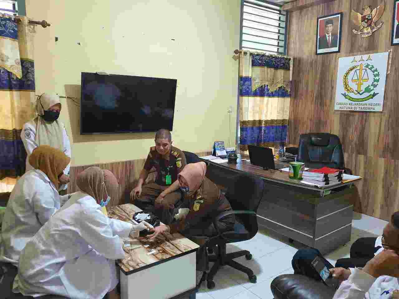 Seluruh Jajaran Pegawai dan Staff Cabjari Tarempa Dirapid Test 