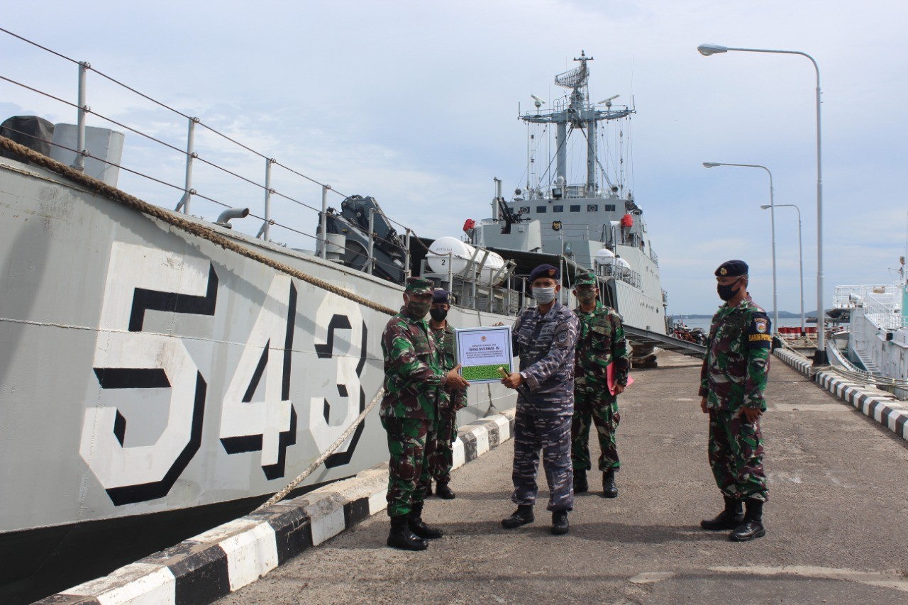 Aspotmar Danlantamal Wakili Danlantamal IV Terima Simbolis Bantuan