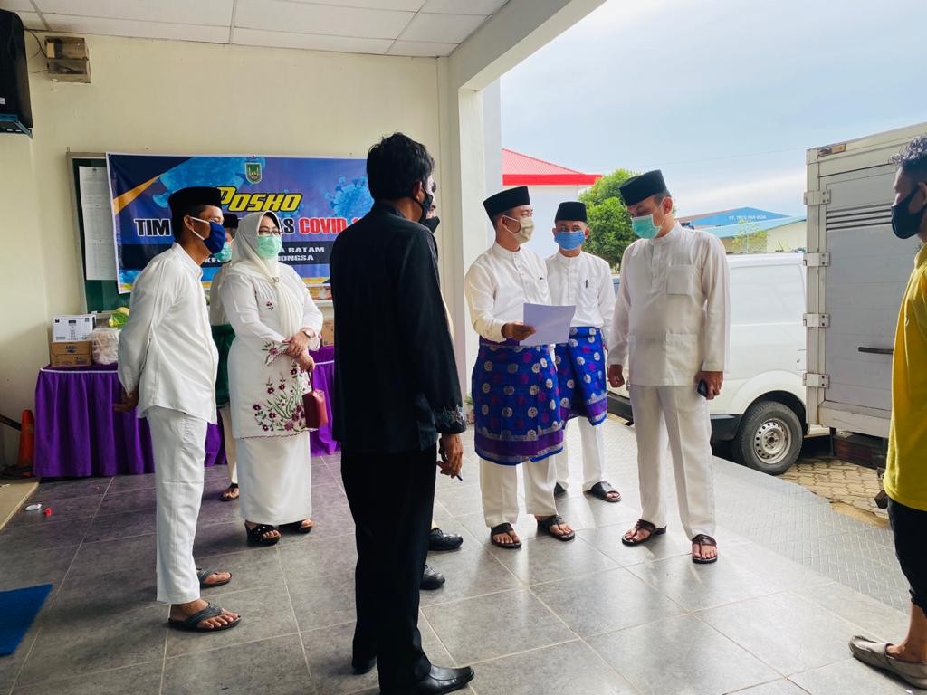 Serahkan Makanan Ala Pemko Batam Pakai Protokol Kesehatan
