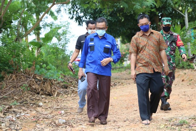 Sekda dan Camat Nongsa Tinjau Langsung Warga Terdampak Covid-19