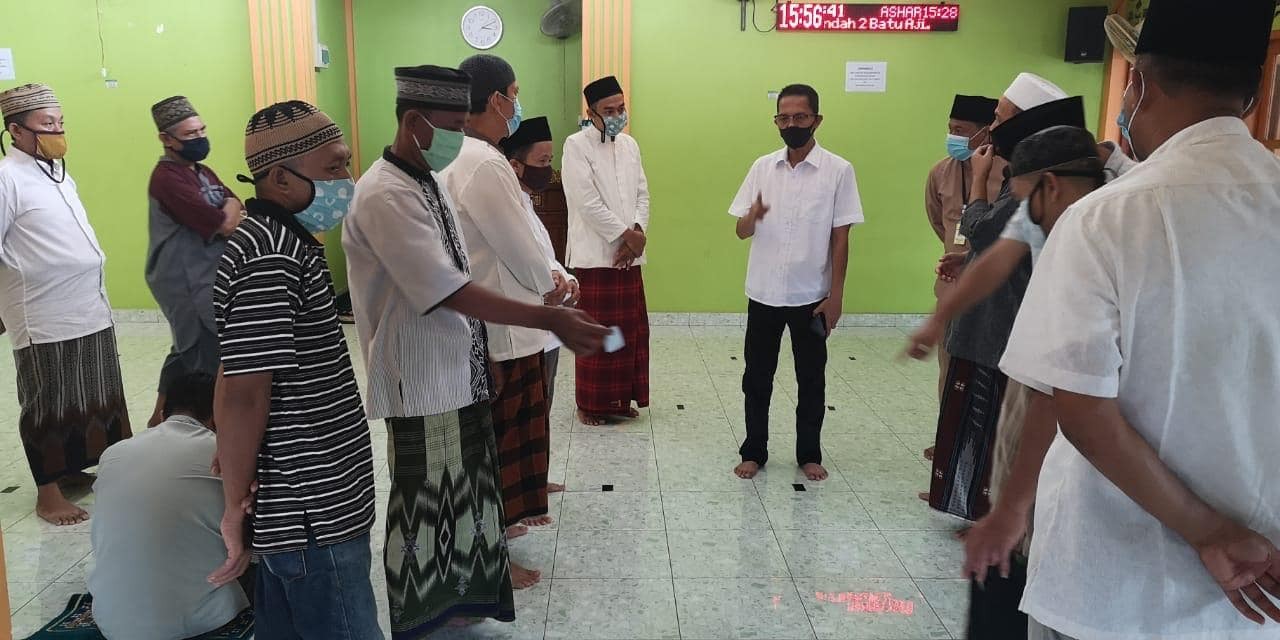 Pemko Batam Instruksikan Pengurus Masjid Berjarak Saat Sholat
