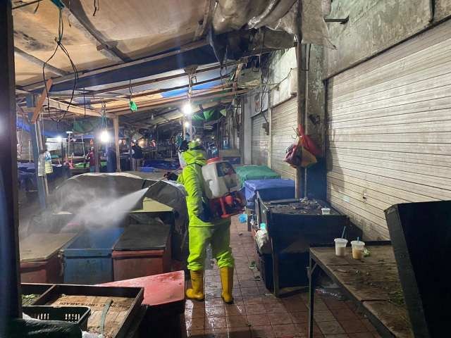 Sat Sabhara Polresta Barelang Semprotkan Disinfektan dan Pembersihan Area, di Pasar Toss 3000 Jodoh