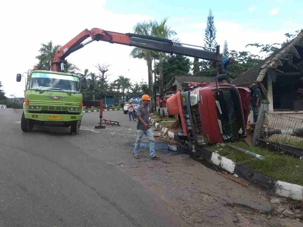 Dump Truck Pengangkut Pasir Terbalik di Kawasan Industri Citra Buana