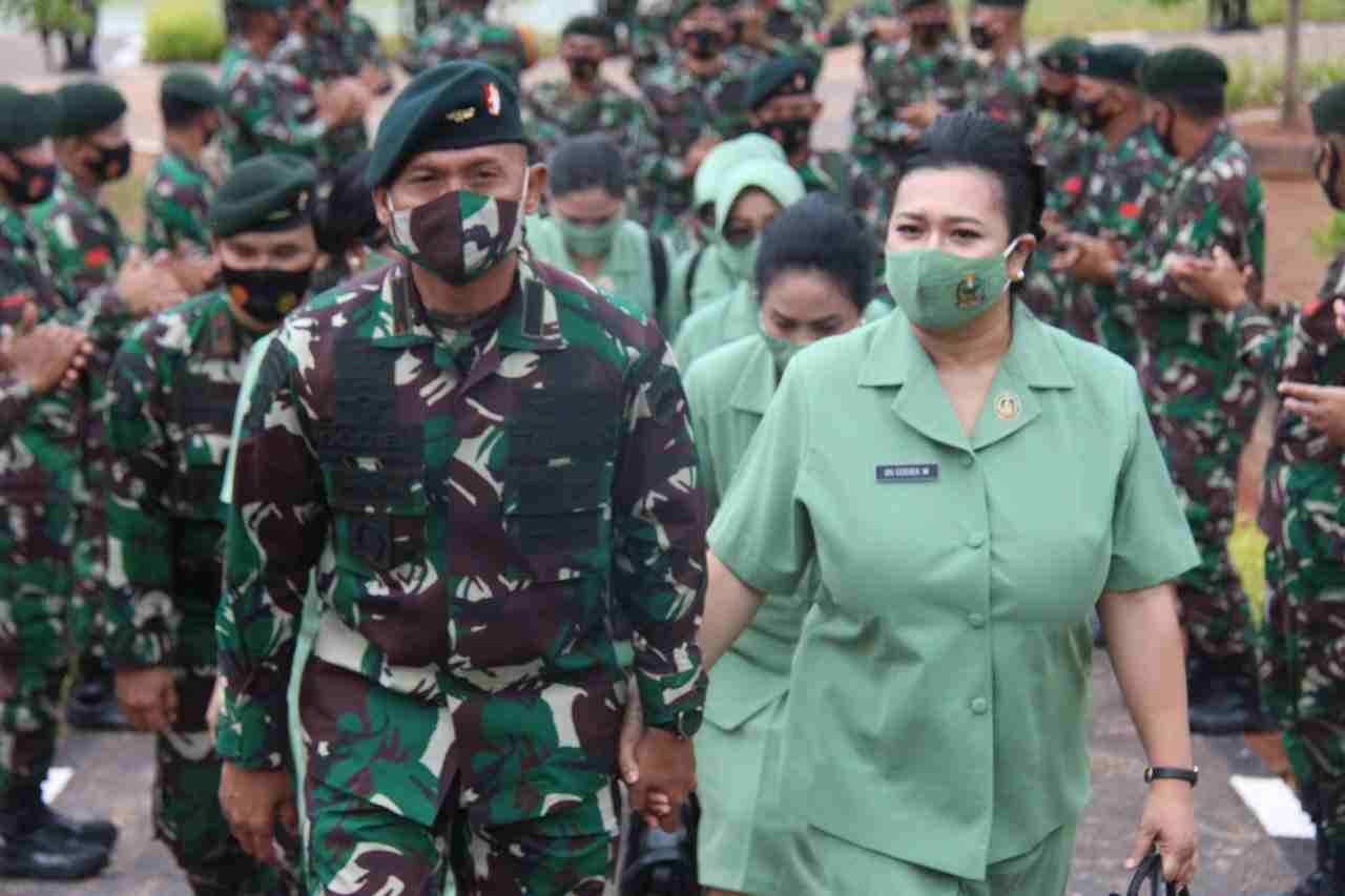 Danyonif dan Ibu Ketua Cabang LXX RK 136 TS, Jalin Silaturahmi dengan Kompi Senapan A