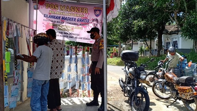 Pos Masker Lawan Corona, Inovasi Bhabinkamtibmas Kelurahan Kampung Baru