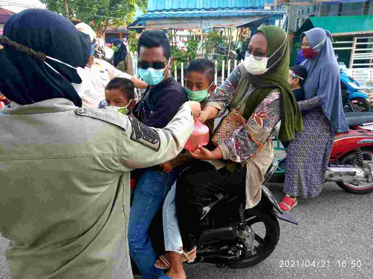 Satpol PP dan Damkar Anambas Gelar Operasi Yustisi Sambil Berbagi Takjil