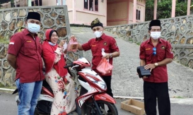 Himalaya Palmatak Berbagi Takjil dan Masker di Bulan Ramadan