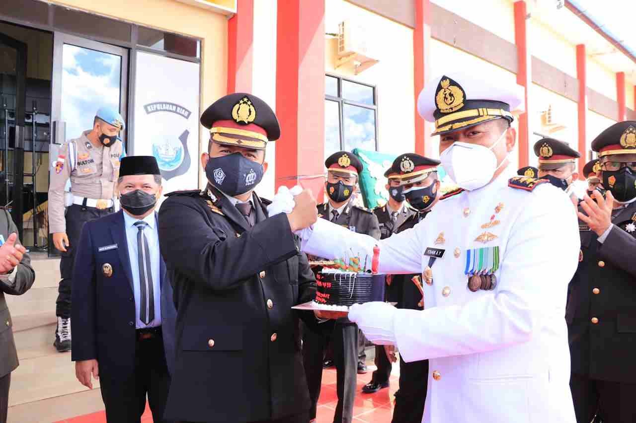 HUT Bhayangkara Ke-75, Danlanal Tarempa Berikan Kue Ulang Tahun kepada Kapolres Anambas