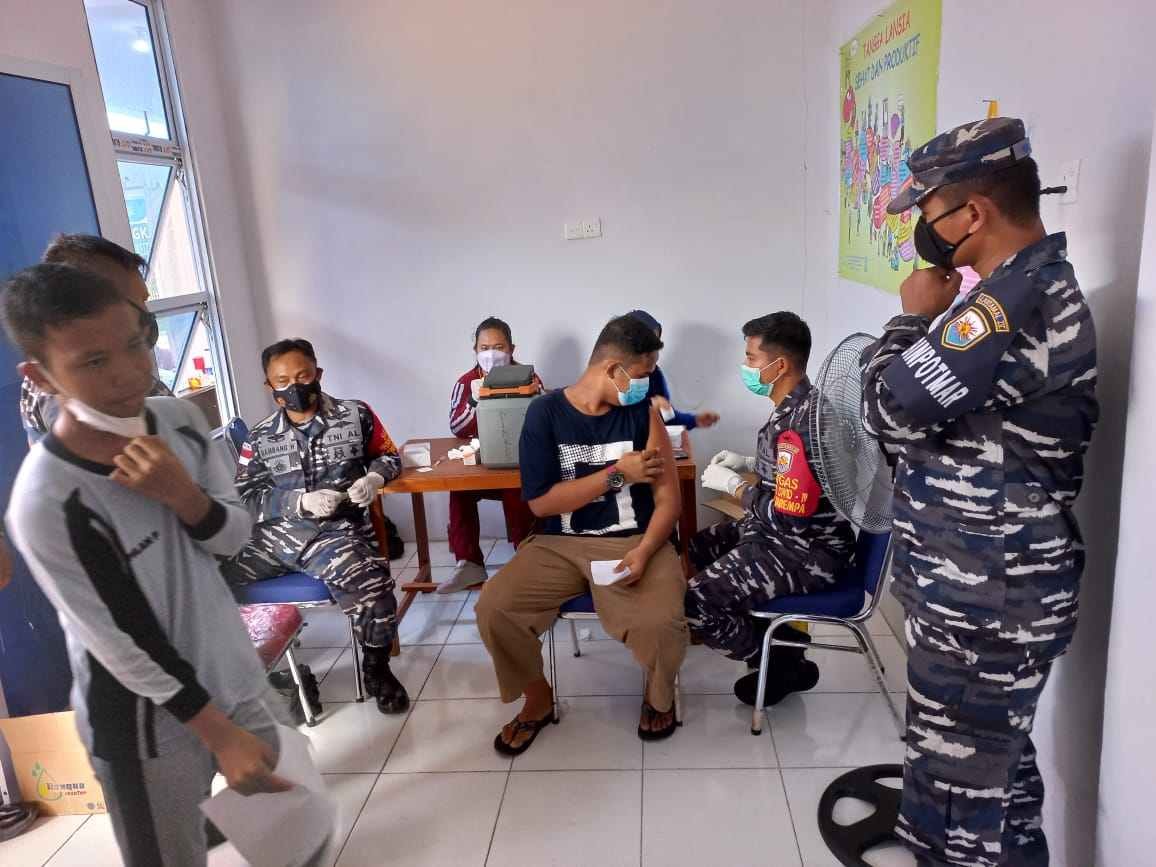 Pangkalan TNI AL Tarempa Gelar Serbuan Vaksinasi Masyarakat Maritim di Desa Batu Belah