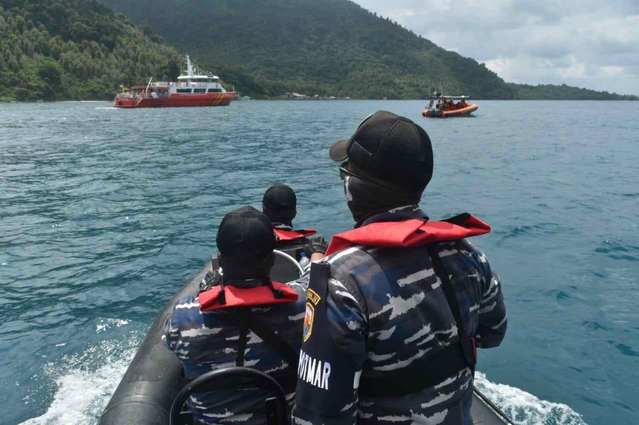 Lanal Tarempa Bersama Tim Basarnas Berhasil Evakuasi 2 ABK KM Bahari yang Tenggelam, 1 Meninggal 