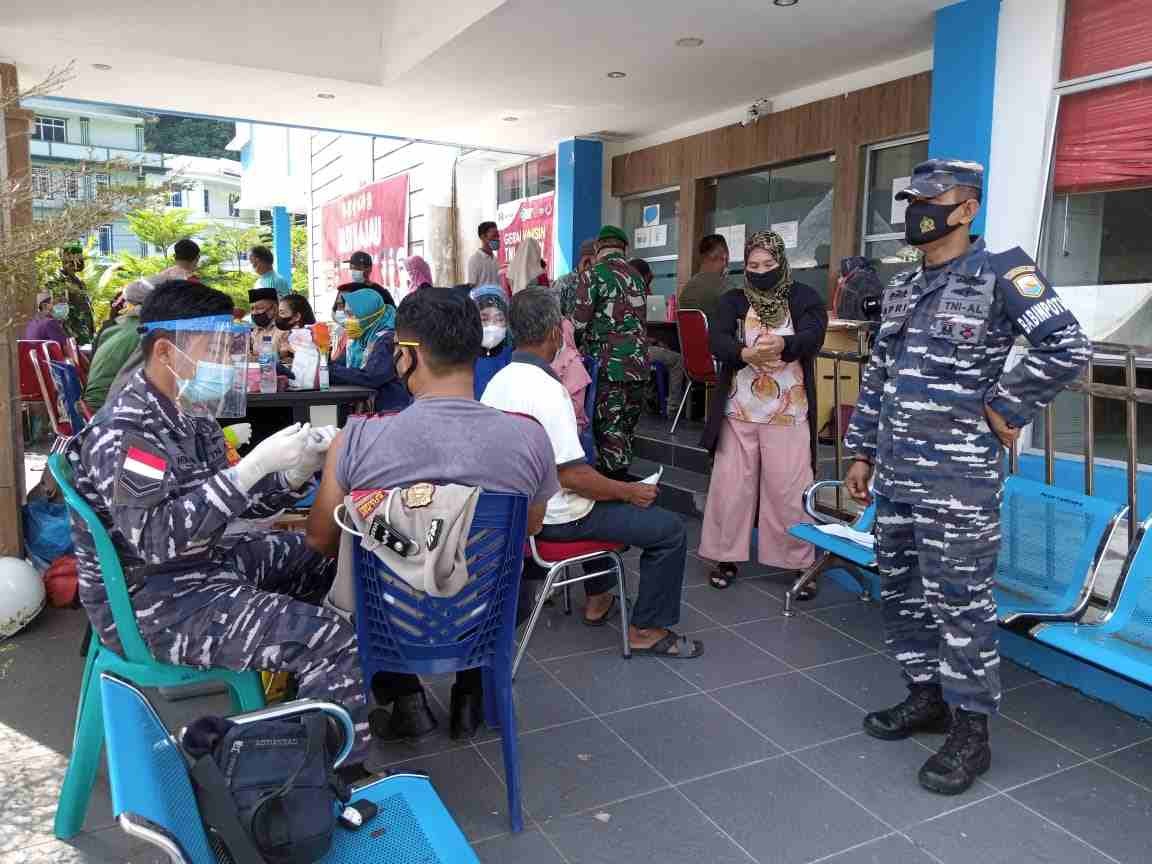 TNI AL Tarempa Gencar Laksanakan Serbuan Vaksinasi Masyarakat Maritim