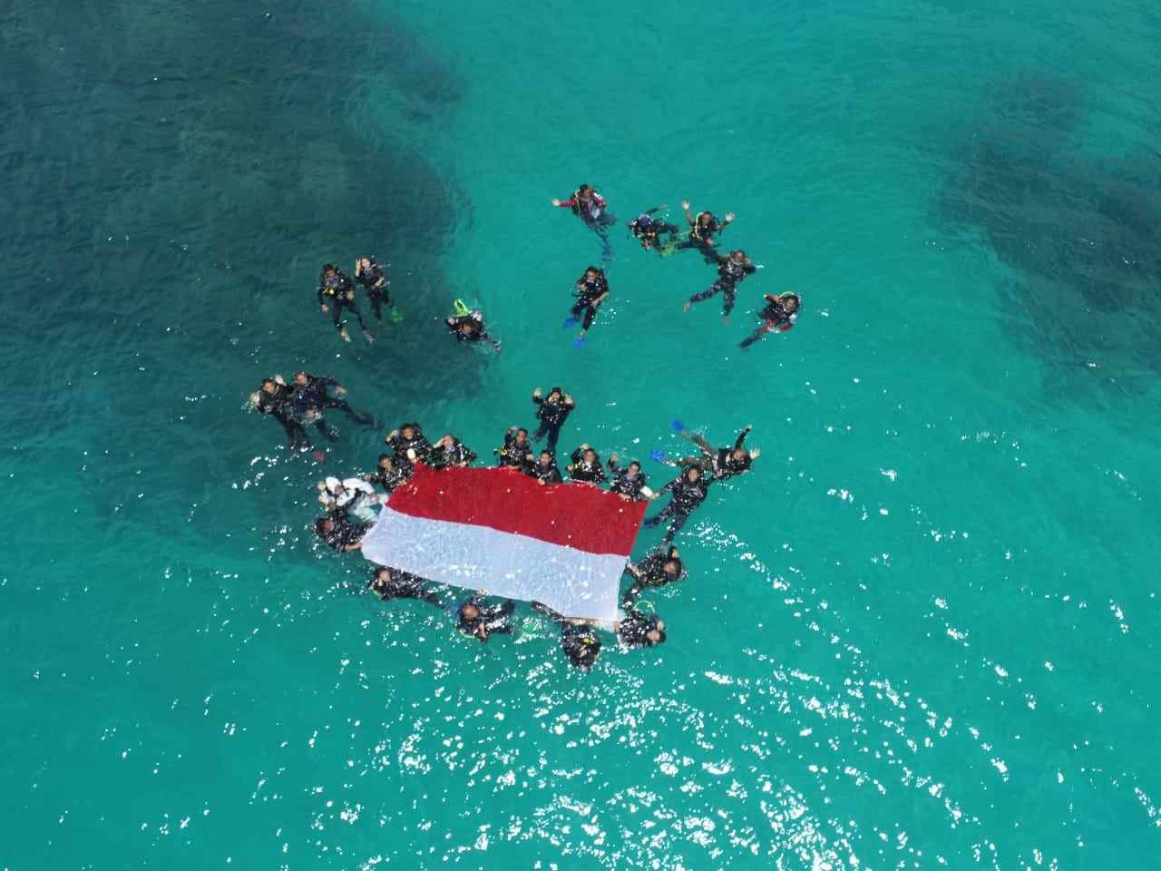 Sang Merah Putih Berkibar di Dasar Laut Ujung Utara Perbatasan NKRI