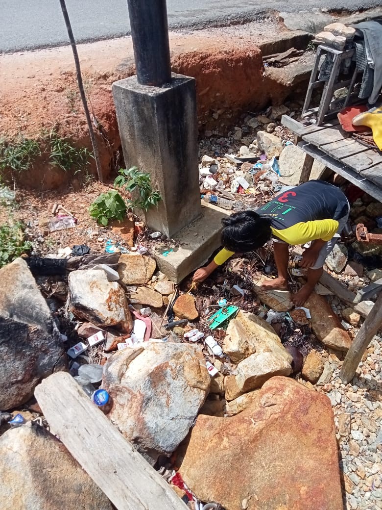 Warga Desa Temburun Resah, Tiang Listrik Goyang Diterpa Ombak Dekat Rumah