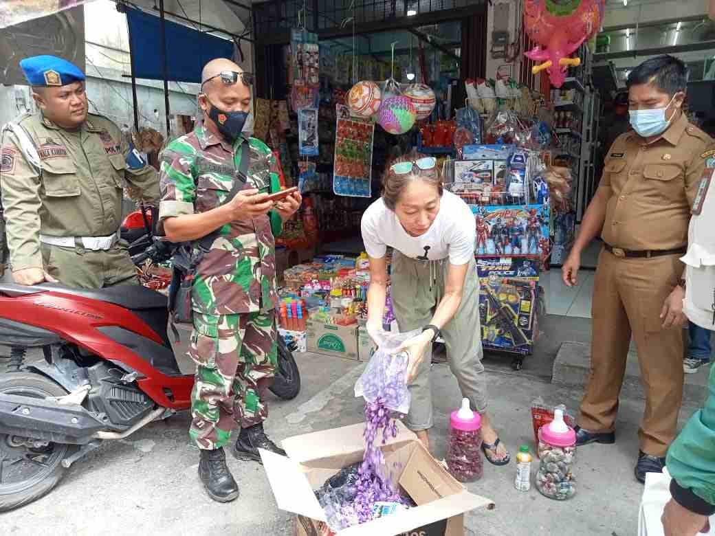 DKUMPP Anambas dan BPOM Sita dan Musnahkan di Tempat Barang Jualan yang Telah Kadaluarsa