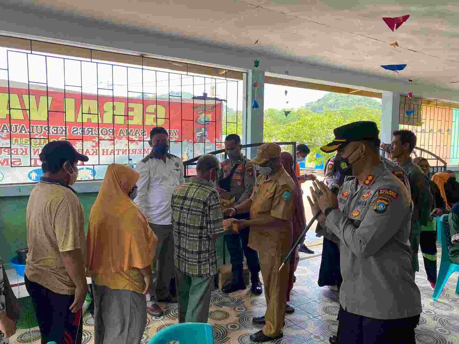 Tinjau Gerai Vaksin di Siantan Tengah, Kapolres Anambas Ajak Warga Jangan Takut untuk Divaksinasi