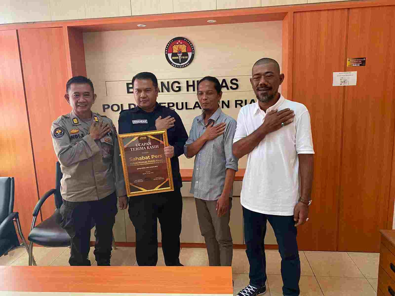 JMSI Kepri Serahkan Pelakat Penghargaan untuk Polda Kepri