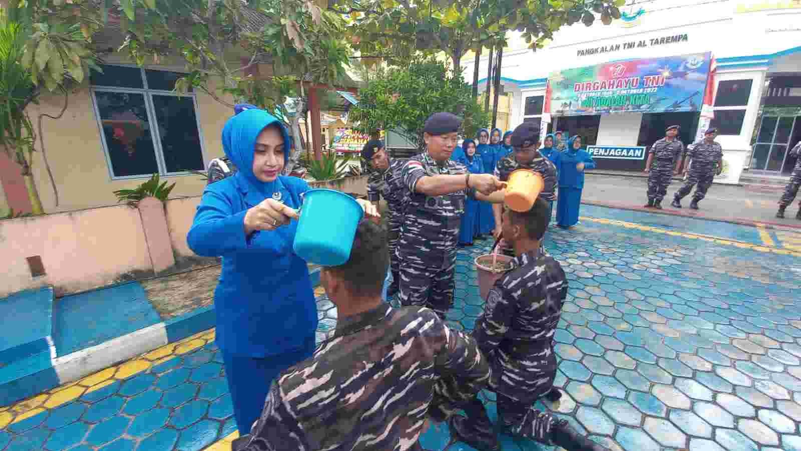 Bintara dan Tantama Remaja Mandi Air Kembang di Mako Lanal Tarempa