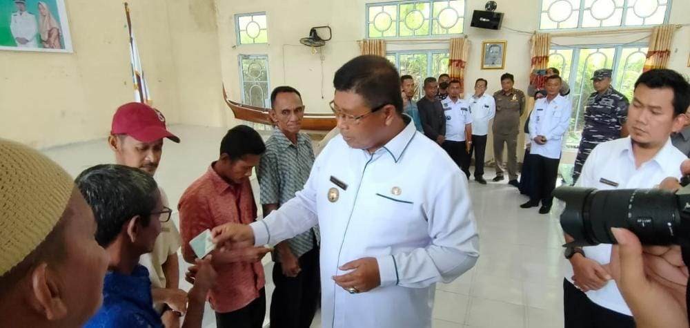 Bupati Anambas Serahkan Kapal Operasional BUMDes Batu Belah
