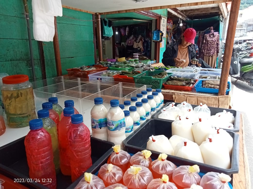 Hari Kedua Puasa, Warga Tarempa Ramai Serbu Takjil Berbuka