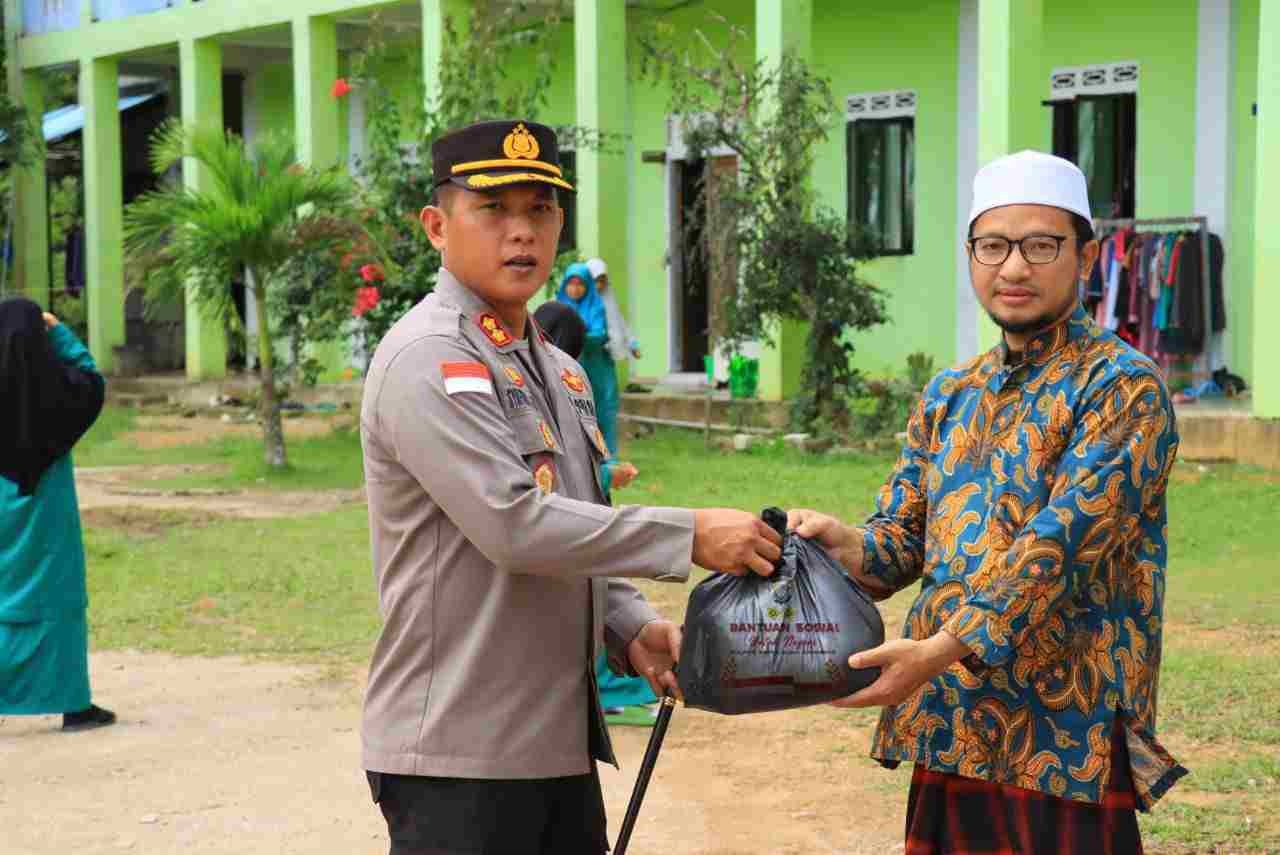 Kapolres Kepulauan Anambas Bagikan Bantuan Sosial